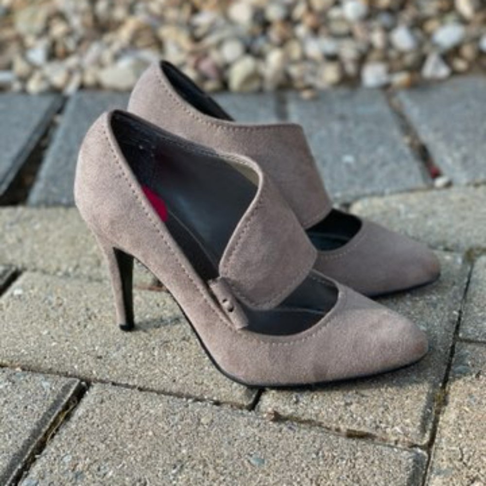 High heel apostrophe shoes